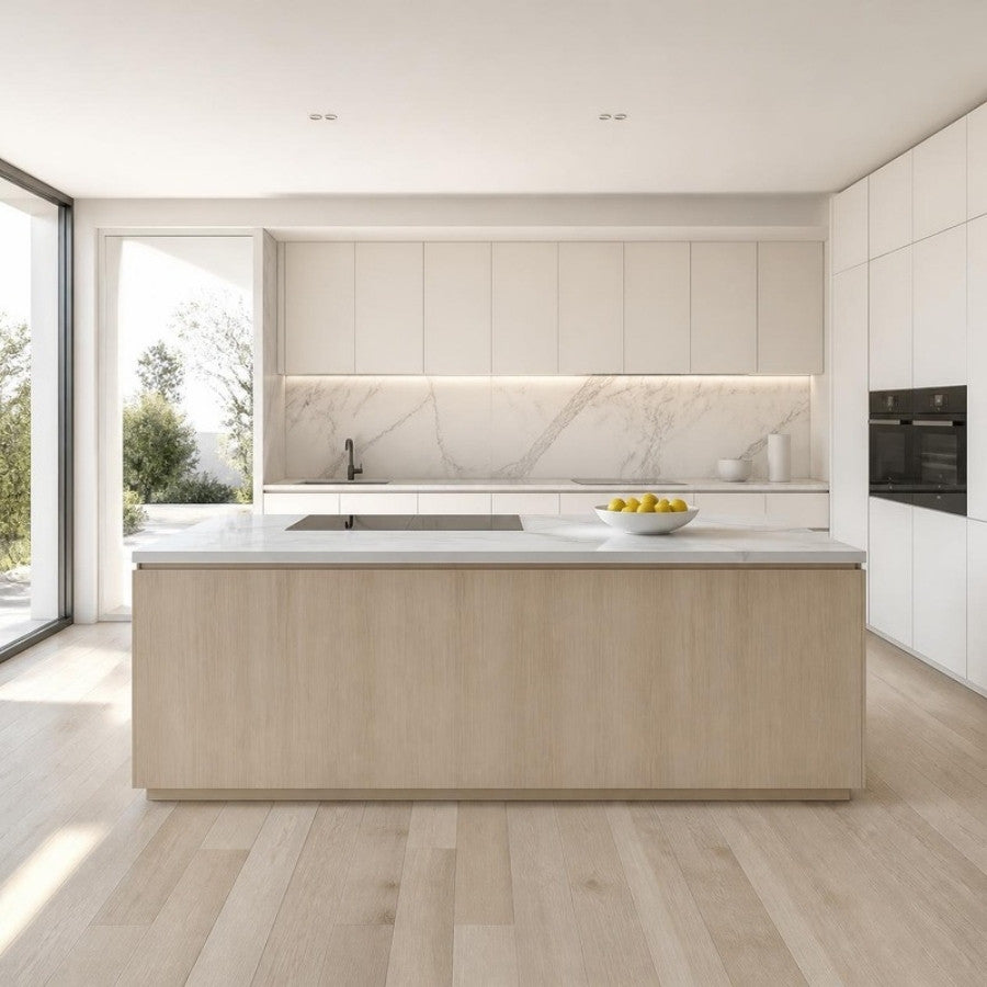 Cucina modulare Brina Pozzoli con isola in rovere e marmo Carrara