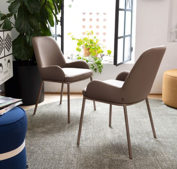 Sedia imbottita con braccioli FLAIR - Connubia