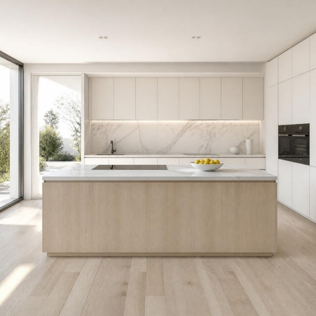 Cucina modulare Brina Pozzoli con isola in rovere e marmo Carrara