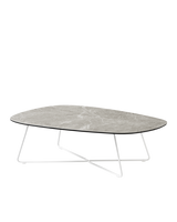 Tavolino Ciop Connubia con base bianca e piano in ceramica Arenaria