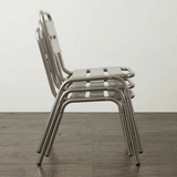 Esempio di sedie in alluminio Alu impilate per ottimizzare lo spazio nel locale