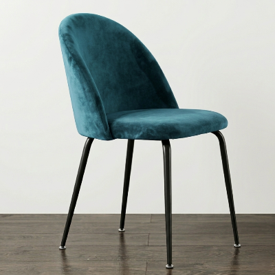 Sedia Curva Pozzoli imbottita in velluto ottanio con gambe in metallo nero, ideale per ristoranti