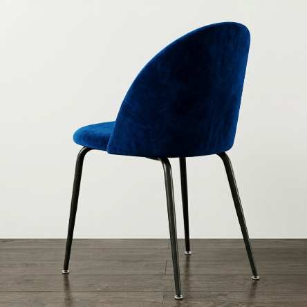Sedia Curva imbottita in velluto blu notte, profilo elegante per sale da pranzo moderne