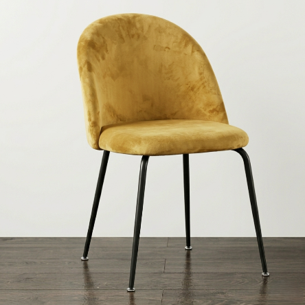 Sedia Curva Pozzoli color giallo senape in velluto con gambe nere sottili