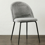 Sedia Curva Pozzoli color grigio perla in velluto, vista frontale per catalogo