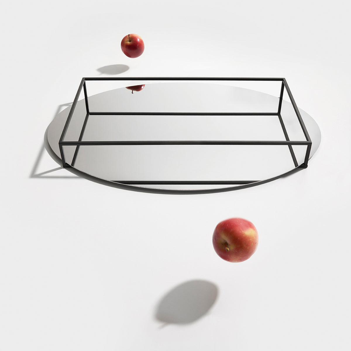 Surface + Border No. 2 Danese Milano, vassoio portafrutta di Ron Gilad